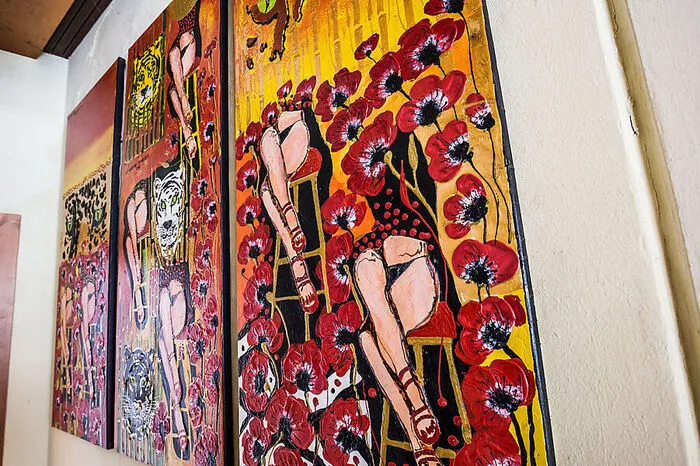 Wand-Deko hinter der Bar