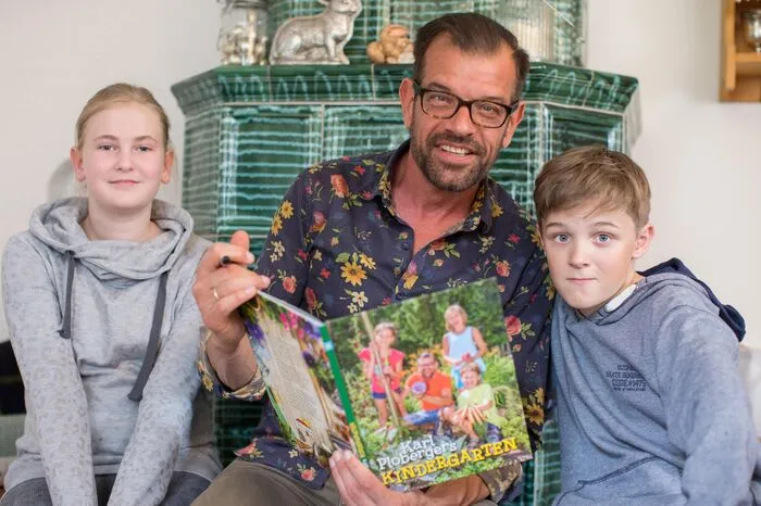 Kinderreporter: Haben Sie auch ausgefallene Blumen?Karl Ploberger: Eigentlich nur. In meinem Glashaus haben wir Blumen aus fernen Ländern. Von meinen vielen Reisen nehme ich Samen mit. Da gibt es wirklich viele außergewöhnliche und ausgefallene Blumen.