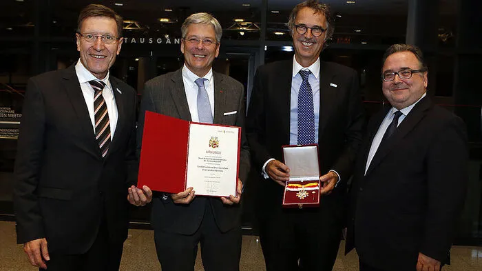 Gerwin Müller (dritter von links) erhielt das Große Goldene Ehrenzeichen des Land Kärntens. Ihm gratulierten Hubert Stotter (Geschäftsführer der Diakonie de La Tour), Landeshauptmann Peter Kaiser und der Direktor der Diakonie Österreich Michael Chalupka.