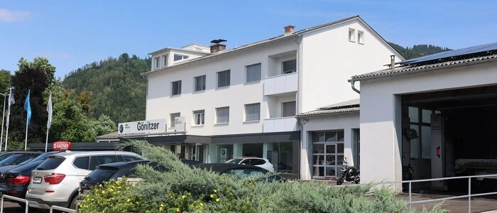 Zu sehen ein weißes Gebäude