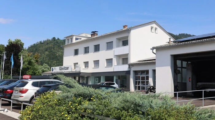 Zu sehen ein weißes Gebäude 