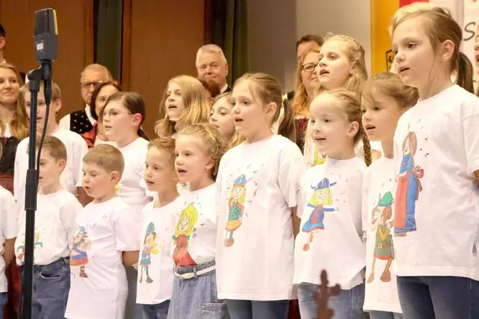 Mitgewirkt haben: Männergesangsverein (MGV) Wieting, der WIKI-Chor (Foto) sowie die Heli-Family. Für die Musik sorgte die „Heiftenua-Musi“. Mit launigen Worten führte Antenne Kärnten-Chef von Dienst Alex Streicher durch das Programm.