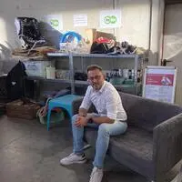 Bürgermeister Thomas Derler vor dem neuen Re-Use-Regal in Mitterdorf an der Raab; die Anregung kam (anonym) durch die Ideenbox zur Gemeinde