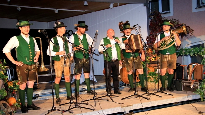 Moderiert von Karl Christandl spielten und sangen am wieder voll besetzten Rathausplatz die Gruppen "Fuchsbartl-Banda", "Gradner Gsang", "Geschwister Scharf" und das "Lavanttaler Gau-Sextett" in den kommenden Herbst hinein. 