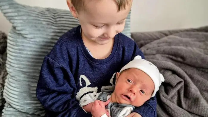 Elias | Der kleine Elias (45 cm, 2360 g) konnte es kaum erwarten seinen großen Bruder Mattheo kennenzulernen und kam daher früher als erwartet am 9. Dezember im BHK Lienz zur Welt. Überglücklich und stolz auf ihre zwei Jungs sind Sabrina Edlinger aus Lienz und Wolfgang Plattner aus Schlaiten.