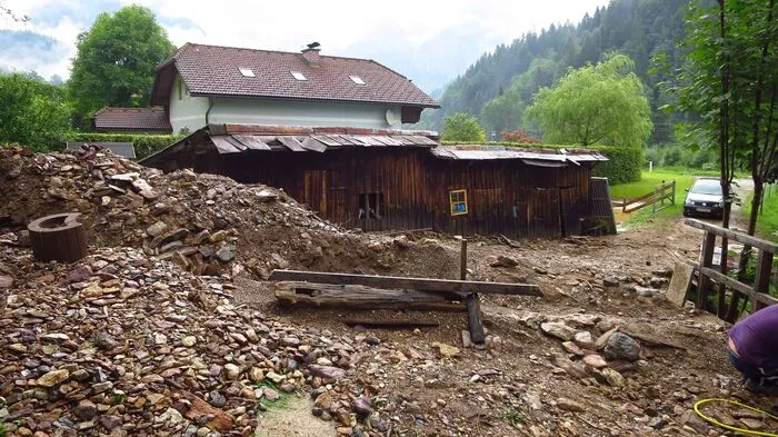 In Radmer wurde gleich unter Wallfahrtskirche ein Einfamilienhaus einer bald fünfköpfigen Familie von Wasser, Schlamm und Geröll stark beschädigt.