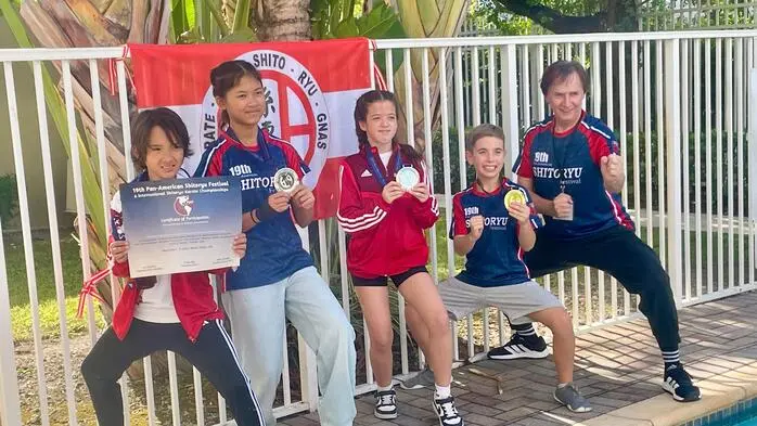 Trainer Dragutin Mezga (r.) mit den südoststeirischen Nachwuchstalenten Tim Joch (2. v. r.) und Elena Wischenbart (Mitte) sowie Chiranya Rakphutsa aus Wundschuh (2. v. l.) und Nitan Schnuderl aus Leibnitz (l.)