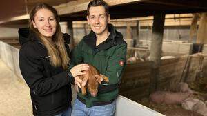 Michael Skuk und Partnerin Katrin aus Neuhaus bieten Schweine-Leasing an