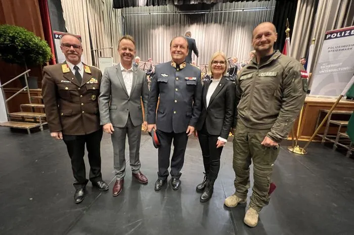 Johann Diethart, Bereichsfeuerwehrkommandant Leoben, Bürgermeister Mario Abl, Herbert Fuik, Leiter der Logistikabteilung in der LPD, Gabriele Kolar, 2. Landtagspräsidentin, Kurt Kornberger, Kommandant Einsatzkommando Cobra Süd