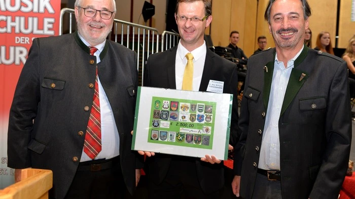 Gratulationen und ein monetäres Geschenk überbrachte der Bezirksblasmusikverband unter Obmann Gottfried Unterweger und Bezirkskapellmeister Helmut Eichmann. Unterweger bezeichnete die Zusammenarbeit mit der Musikschule im Bezirk Murau als landesweit vorbildhaft und einzigartig.