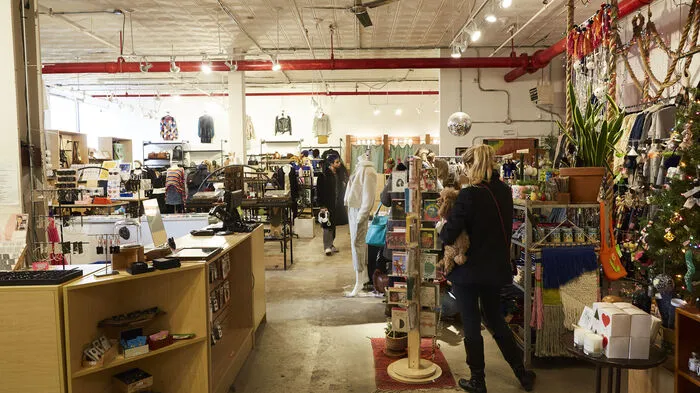 Friends NYC. Wenn es um Klimbim jeglicher Art geht, ist das „Friends NYC“ der Platzhirsch im Viertel. Schmuck von Designern aus der Gegend, Frida- Kahlo-Gedenkkerzen und Kuschelsocken mit Sushi-Aufdruck: Auf rund 200m2 lässt sich beim Stöbern herrlich laut auflachen und wunderbar Zeit vertrödeln.56 Bogart Street, Ground Floor. www.friendsnyc.com