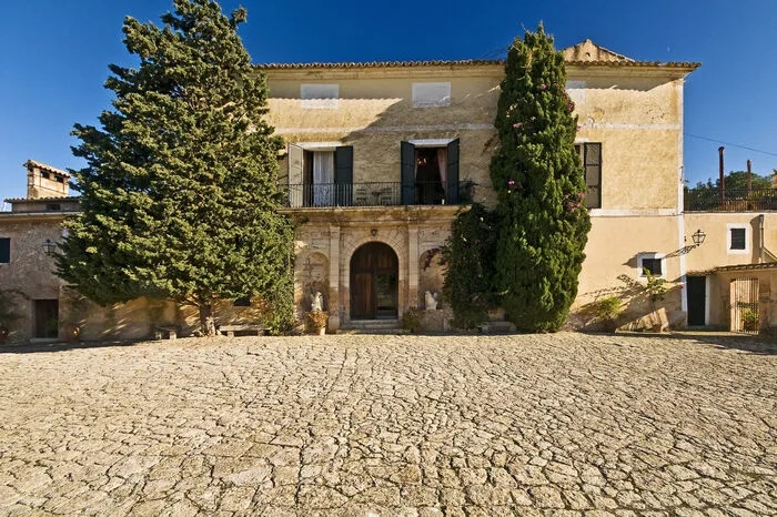 Son Cós: Das Anwesen Son Cós liegt auf einer Anhöhe in der Nähe von Santa Mariá und gibt einen Panoramablick auf die Sierra Tramuntana und die Inselhauptstadt Palma de Mallorca frei. Im 16. Jahrhundert kam das Landgut in den Besitz der Familie Cós und ist seitdem unter dem Namen Son Cós bekannt. Ungewöhnlich ist die Bauweise des Haupthauses: Um einen Innenhof angeordnet, erinnert dieses Gebäude viel eher an einen typischen Palacio in Palmas Altstadt...