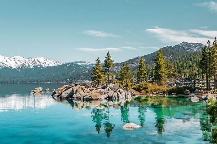 Der Lake Tahoe auf der Grenze der US-Bundesstaaten Nevada und Kalifornien ist berühmt für sein glasklares Wasser und einst durchschnittliche Sichttiefen von 30 Metern. Die gab es bereits 2019 nicht mehr (19 Meter), seit der Coronapandemie allerdings kommen so viele Besucher, dass die durch den Verkehr aufgewirbelten Schmutzpartikel und Feinsedimente das Wasser weiter trüben.