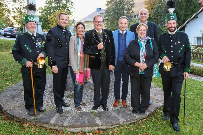 Zur Vorpremiere im Knappenhaus konnten Gestalter Arnulf Prasch, ORF-Landesdirektorin Karin Bernhard und Bürgermeister Christian Hecher zahlreiche Gäste aus der Gemeinde und darüber begrüßen.