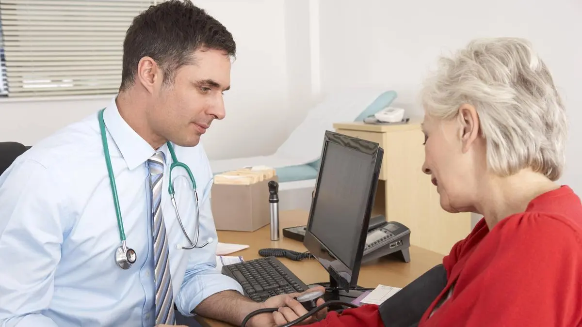 messen,arzt,patient,blutdruck *** measuring,doctor,patient,blood pressure mmq-ise,model released, Symbolfoto