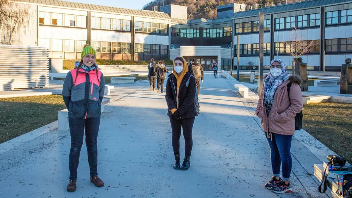 Martina Klaminger, Maweia Almorae und Masumah Haidari vor dem Bundesschulzentrum in Weiz