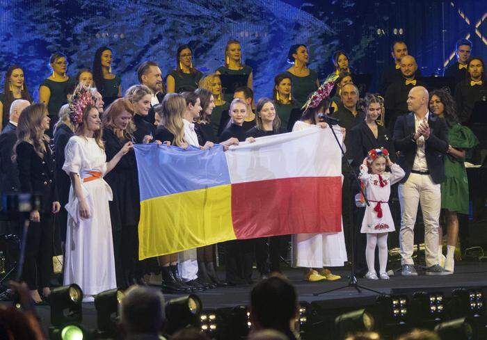 Die siebenjährige Amelia sang die Hymne in ukrainischer Tracht. 