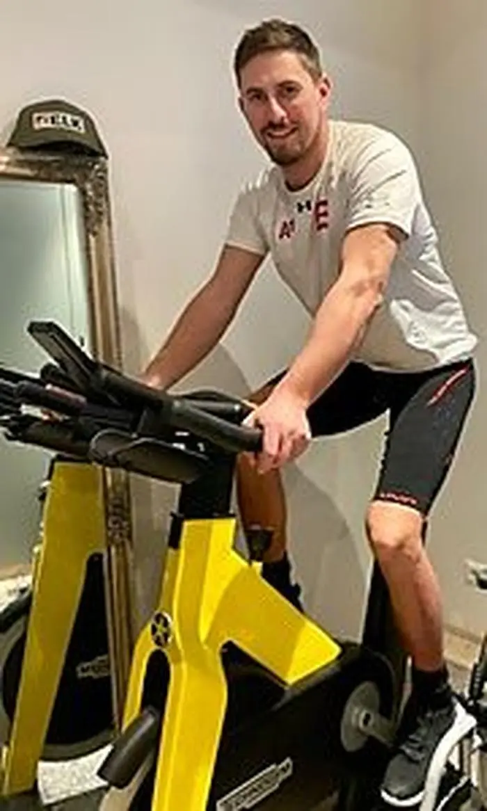 Max Franz – auf das Rad darf er nach acht Wochen, im Alltag geht es nur im Rollstuhl. Was man aber sieht: Die "Skifahrer-Oberschenkel", die sind weg ...  