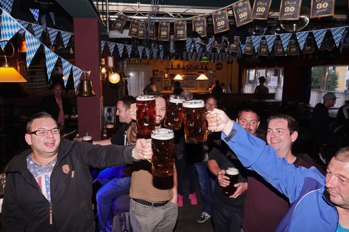 Hochleistungen beim "Bierkrug-Stemmen".