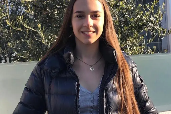 Anna Silan (16) aus Globasnitz ist zufrieden mit dem Angebot in Völkermarkt, gerade beim Handel. Die Gymnasiastin sieht aber noch mehr Potenzial für die Stadt. „Völkermarkt hat viele Geschäfte, in denen alles Mögliche angeboten wird, dennoch könnte man die Stadt mit mehr Leben füllen und das Angebot an Freizeitaktivitäten, Veranstaltungen und öffentlichen Verkehrsmitteln erweitern. Der Bezirk ist aber ein toller, lebenswerter Ort, der vieles bietet. Ob ich später hier leben will, weiß ich noch nicht, kann es mir aber gut vorstellen.“