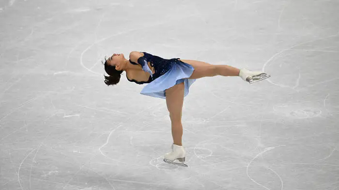 Die Japanerin Kaori Sakamoto startet bei Olympia in Mailand mit einem fehlerfreien Kurzprogramm zur Musik von „Time to say goodbye“ in das Teamevent. Damit übertrumpft sie die gesamte Konkurrenz und bringt ihr Team auf Medaillenkurs.

