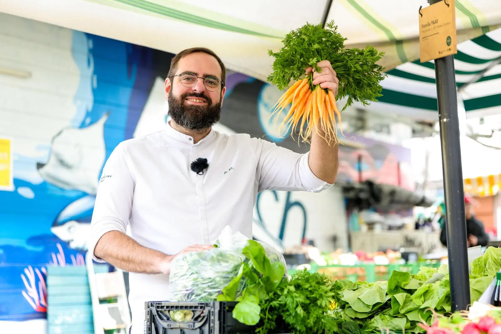 Kleine Babykarotten, große Freude: Sternekoch Alexander Posch in seinem Element am Kaiser-Josef-Markt
