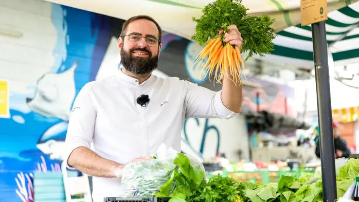 Kleine Babykarotten, große Freude: Sternekoch Alexander Posch in seinem Element am Kaiser-Josef-Markt