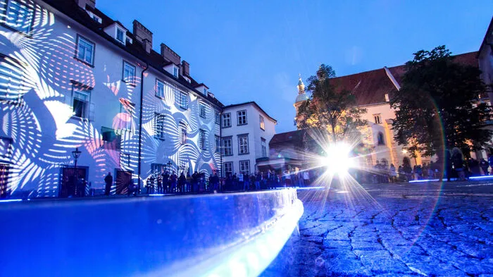 "Arkestra of Light: polarized" vom Grazer Lichtkünstler-Trio OchoReSotto im Burghof