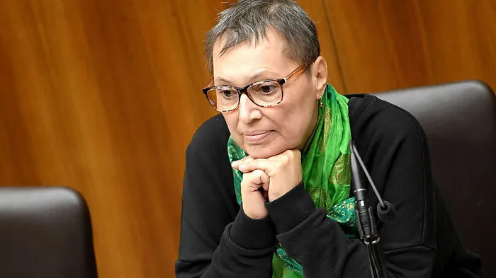 Gesundheitsministerin Sabine Oberhauser (SPÖ) ist am Donnerstag nach einer fast zweijährigen Krebserkrankung mit 53 Jahren gestorben. Sie ist nicht die erste hochrangige Politikerin, die während ihrer Amtszeit verstarb.