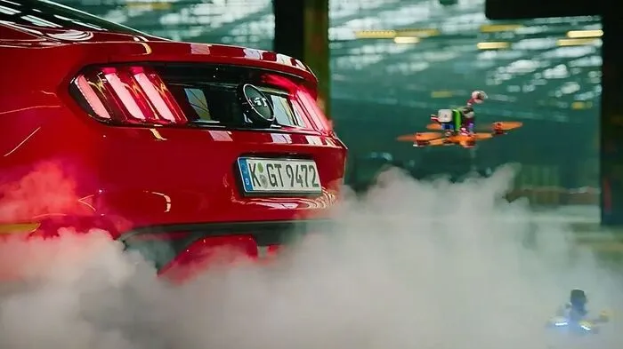 Die Drohnen fliegen durch einen Parcours mit Autos