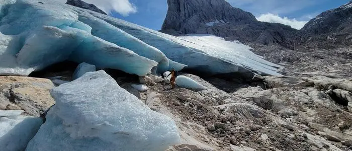 Eiszerfall an der flach auslaufenden Gletscherstirn des Großen Gosaugletschers am Dachstein, im Hintergrund der Mitterspitz.