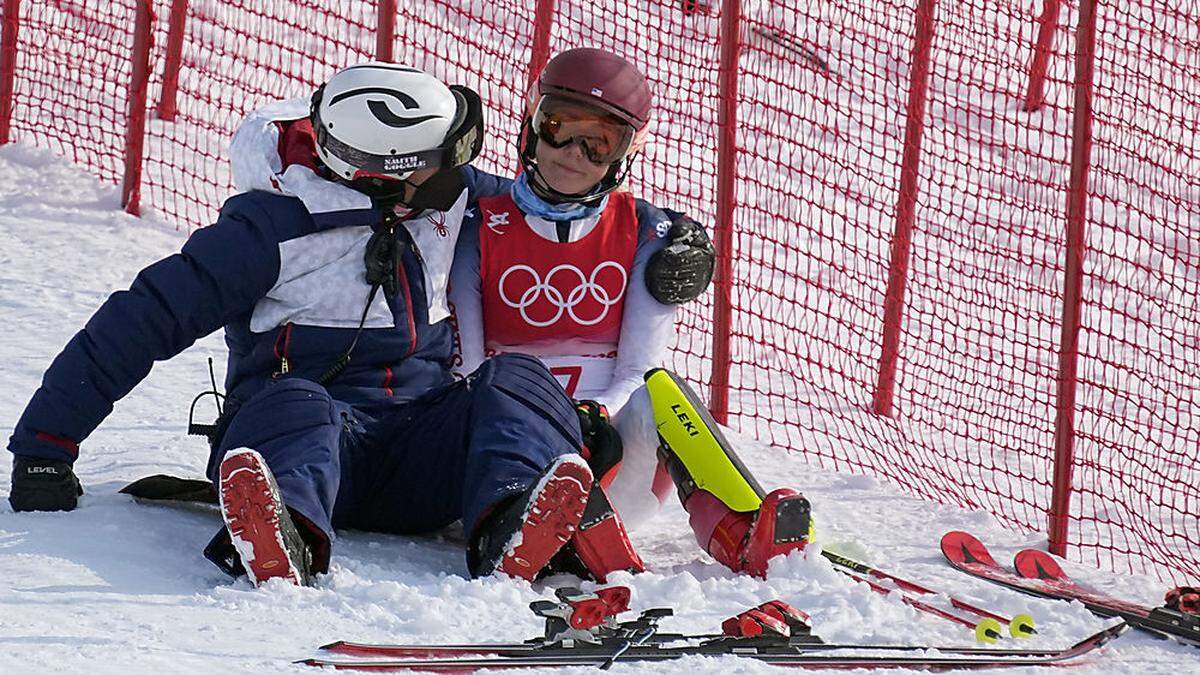 Mikaela Shiffrin musste nach dem Ausscheiden im Riesentorlauf getröstet werden