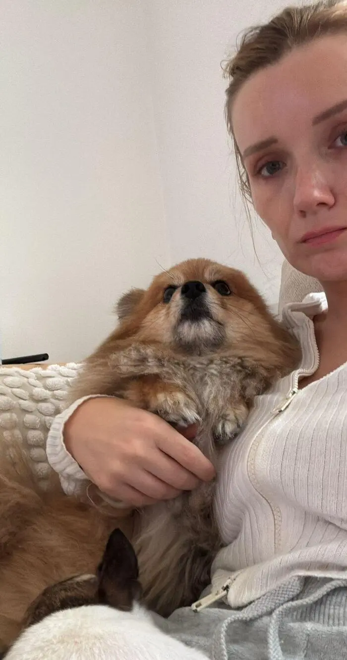 Osep und ihr doch verängstigter Hund am ersten Tag der Abwehr