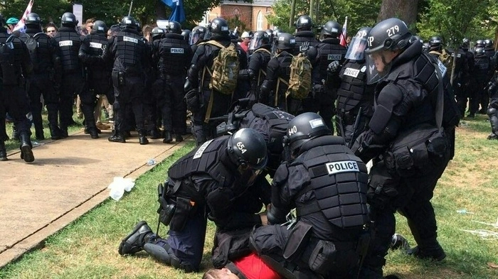 Im Vorfeld einer Kundgebung von Rechtsextremisten und Neonazis in der Stadt Charlottesville (US-Staat Virginia) ist es zu schweren Zusammenstößen mit Gegendemonstranten gekommen.