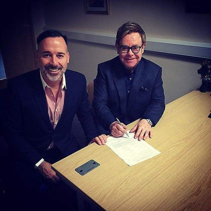David Furnish und Elton John beim Unterschreiben der Heiratsurkunde
