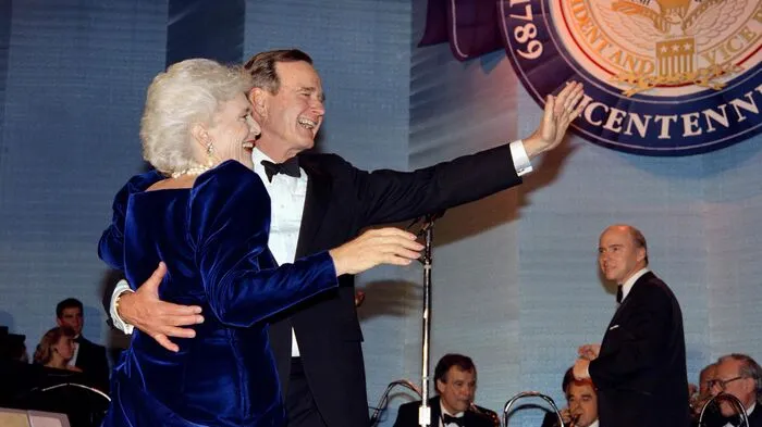Sie lernten sich kenne, als sie 16 war: Barbara und Präsident George H. W. Bush im Jahr 1989, er blieb Präsident bis 1993.