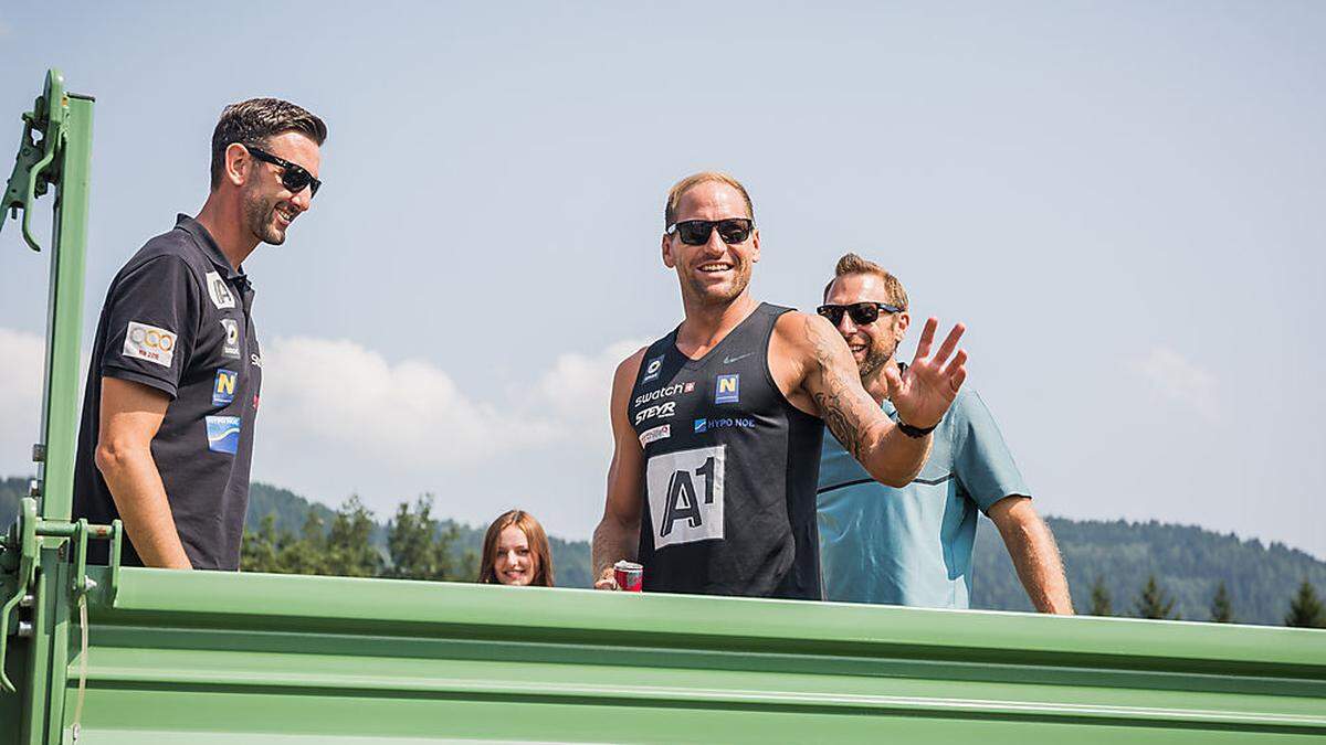 Auf einem Anhänger kamen Doppler/Horst und Trainer Robert Nowotny nach Steuerberg