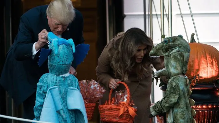 "Trick or treat" heißt es an Halloween in den USA, "Süßes oder Saures". Beides hatten Donald und Melania Trump dabei, als sie vor dem Weißen Haus Prinzessinnen und Ritter, Boten aus der Tierwelt, Gruseliges und Fröhliches in Kindergestalt empfingen.