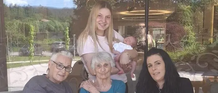 Fünf Generationen vereint: Sabine Köchl (links) mit ihrer Mutter Rita und Tochter Tatjana. Dahinter Enkelin Tamara und Urenkelin Marie
