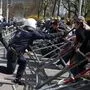 Anti-Lockdown-Party im Schweizergarten: Mit einem "Picknick" begann es, doch wie zu erwarten wurde ein Protestzug daraus. Die Polizei schritt ein.