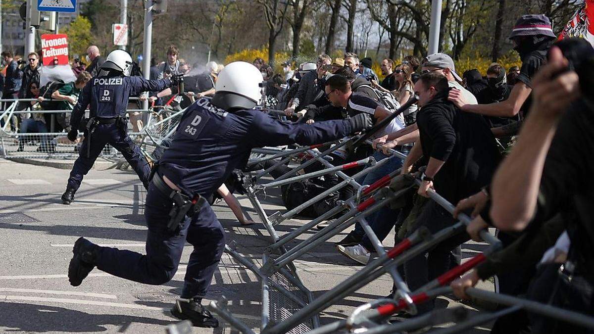 Anti-Lockdown-Party im Schweizergarten: Mit einem &quot;Picknick&quot; begann es, doch wie zu erwarten wurde ein Protestzug daraus. Die Polizei schritt ein.