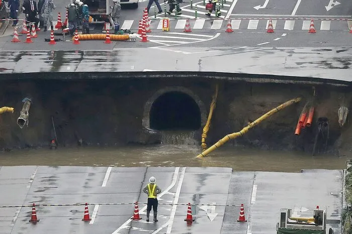Dabei entstand am Dienstag ein großer Krater in der Straße nahe des Bahnhofs der Stadt Fukuoka