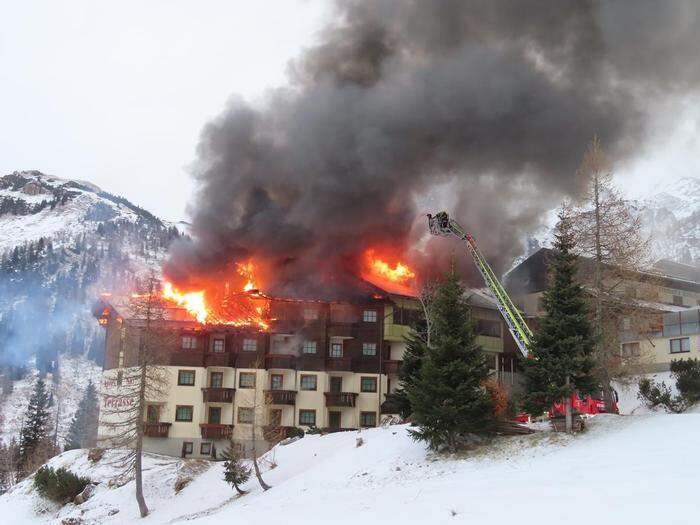 200 Einsatzkräfte waren bei dem Hotelbrand am Nassfeld im Einsatz