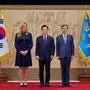 Eva Marie Russek mit Südkoreas Präsident Lee Jae Myung und Außenminister Cho Hyun 