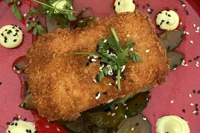 Auf der Karte steht vor allem Gegrilltes, es gibt aber auch feine vegetarische Gerichte auf der Karte, wie etwa Naaser Schafskäse in Tempura-Panko-Panade mit Gurkensalat und Curry-Knoblauch-Aioli.