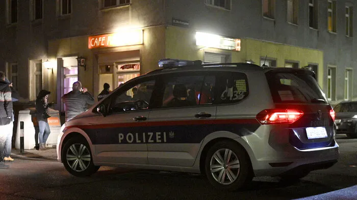 Zu dramatischen Szenen ist es am Dienstagabend in Wien -Meidling gekommen. Ein 53-Jähriger hat auf offener Straße zwei Schüsse auf eine 48-Jährige abgegeben.