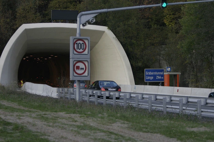 Der einröhrige Gräberntunnel zwischen Wolfsberg und Bad St. Leonhard zählte lange Zeit zu den gefährlichsten Tunneln Österreichs. 2001 wurde mit dem Bau einer zweiten Röhre begonnen – die 2148 Meter lange Weströhre hat 30,5 Millionen Euro gekostet. Nach der Fertigstellung wurde die 1984 für den Verkehr freigegebene Oströhre saniert. Seit Mitte 2004 ist der Gräberntunnel zweispurig befahrbar.