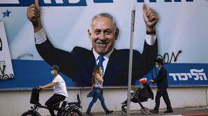 Viele Israelis scheinen mehr mit dem erhofften Ende der Pandemie beschäftigt als mit Politik. Nach dem Aufheben der meisten Beschränkungen genießen Geimpfte die neu gewonnenen Freiheiten. Mittlerweile sind mehr als die Hälfte der neun Millionen Einwohner Israels vollständig geimpft	