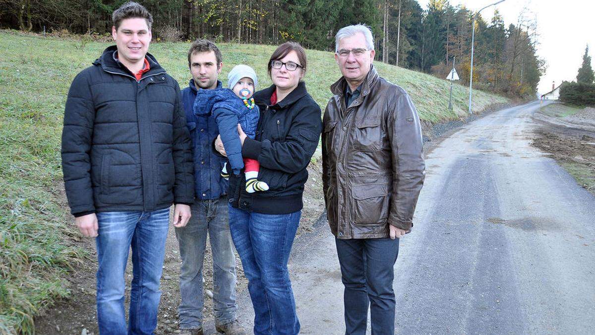 Stadtrat Harald Sobe (rechts) und Florian Presslaber von der Abteilung Tiefbau (links) mit Anrainern des Alois-Krall-Weges