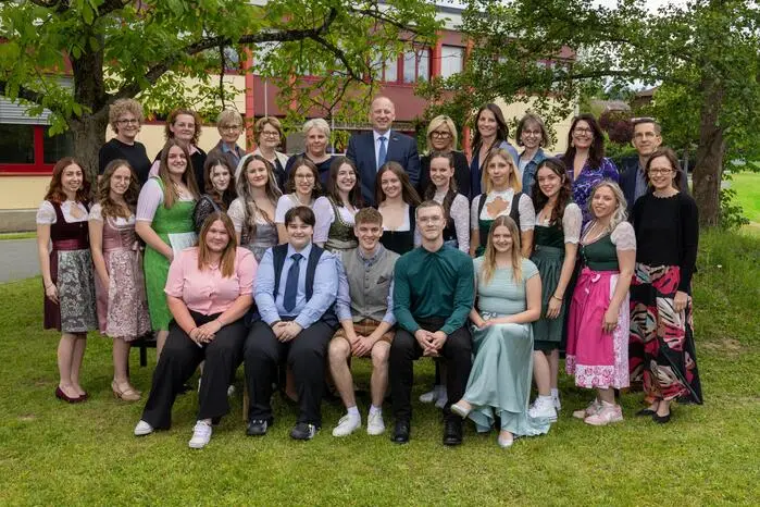 Die 5B-Klasse der Bafep Mureck von Klassenvorstand David Minark: Carina Fuchs, Marleen Hartner, Kerstin Hlina, Michael Jauschnig, Emelie Kermautz, Katharina Krainer, Julia Liebmann-Holzmann, Marissa Marx, Tina Neuhold, Laura Katharina Preßnitz, Loana Seidl, Lara Skringer, Emma Smogavez, Leonie Tenoel, Andjelina Topić, Anna Katharina Wagner und Marie Walter